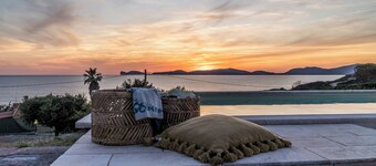 Villa 'Coral Bay' with Sea View, Wi-Fi and Air Conditioning