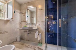 Douche, séchoir à cheveux, serviettes fournies