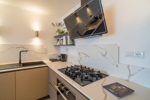 Réfrigérateur, four à micro-ondes, un four, surface de cuisson