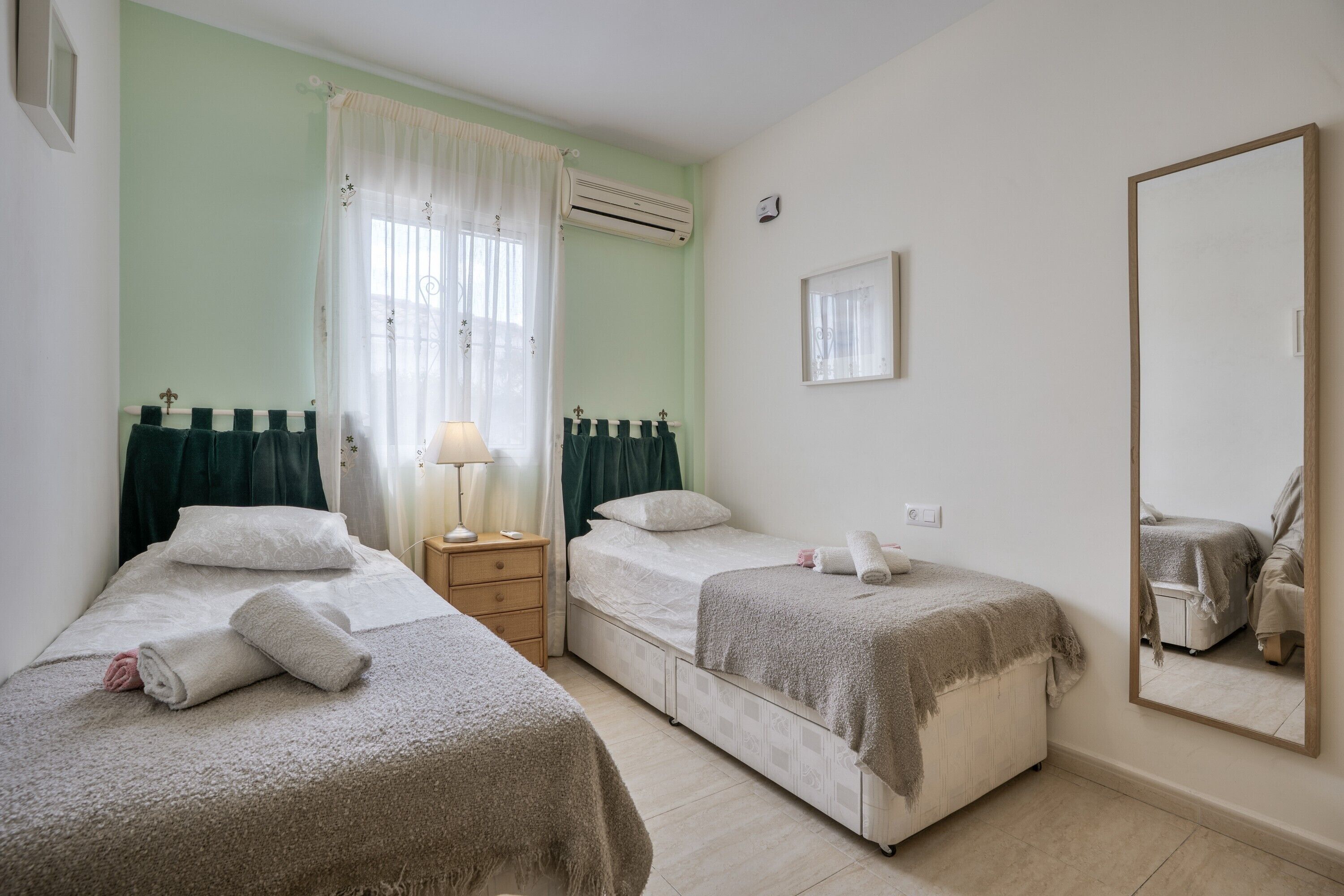 3 makuuhuonetta, silitysrauta/-lauta, ilmainen Wi-Fi, vuodevaatteet