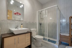 Douche, sèche-cheveux, serviettes fournies