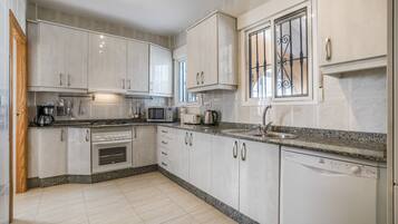 Køleskab, mikrobølgeovn, ovn, kogeplade