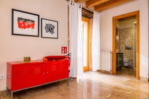 Shower, hair dryer, towels - Holiday Home 'Town House Esglesia 10' with Private Terrace, Wi-Fi and Air Conditioning (Alcudia)