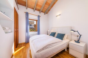 3 slaapkamers, een strijkplank/strijkijzer, gratis wifi, beddengoed