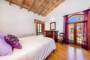 3 bedrooms, iron/ironing board, free WiFi, bed sheets - Holiday Home 'Town House Esglesia 10' with Private Terrace, Wi-Fi and Air Conditioning (Alcudia)