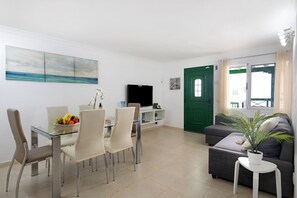 TV - Vacation Home 'Casa Playa Palmeras' close to the Beach with Terrace & Wi-Fi (Puerto del Carmen)