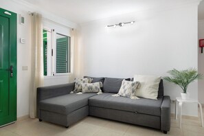 TV - Vacation Home 'Casa Playa Palmeras' close to the Beach with Terrace & Wi-Fi (Puerto del Carmen)