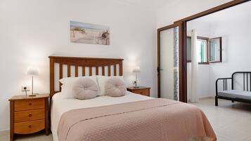 3 Schlafzimmer, BĂŒgeleisen/BĂŒgelbrett, kostenloses WLAN, BettwĂ€sche