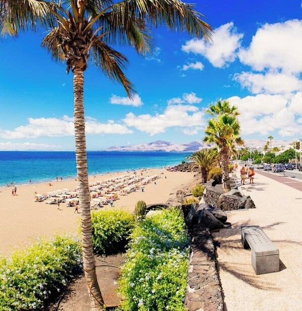 Beach nearby - Vacation Home 'Casa Playa Palmeras' close to the Beach with Terrace & Wi-Fi (Puerto del Carmen)