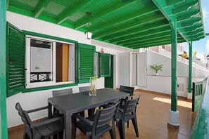 Outdoor dining - Vacation Home 'Casa Playa Palmeras' close to the Beach with Terrace & Wi-Fi (Puerto del Carmen)