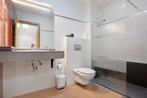 Shower, hair dryer, towels - Holiday Home 'Casa Rosi 2' with Sea View and Wi-Fi (Puerto del Rosario)