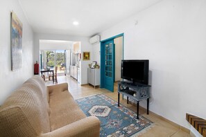 TV - Country House 'Tibagota' with Mountain View, Wi-Fi and Air Conditioning (São Brás de Alportel)