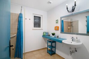 Een douche, een haardroger, handdoeken
