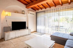 TV, DVD player, ping pong, streaming services