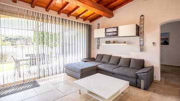 Fernseher, DVD-Player, Tischtennisplatte, Streaming-Dienste