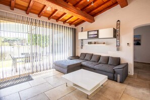 Televisión, reproductor de DVD, tenis de mesa y servicios de streaming 