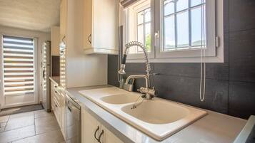 Køleskab, mikrobølgeovn, ovn, kogeplade