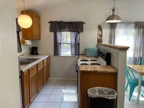 Fridge, microwave, oven, stovetop - 08) The Marlin Cottage (Inglis)