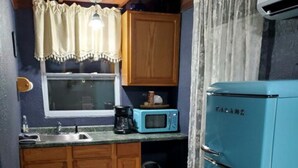 茶具/咖啡用具、冰箱、微波炉、烤面包机