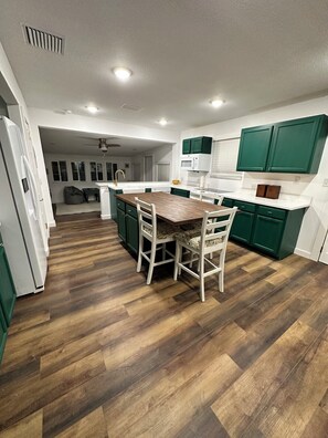 Dining - Cookies Cottage , 3 bedroom 2 bath cottage (Inglis)