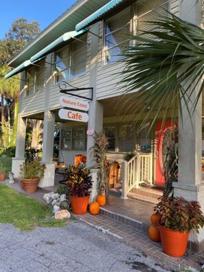 Exterior - 01) The Bohemian Suite (Inglis)