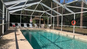 Une piscine couverte avec des chaises longues et une bouée de sauvetage.
