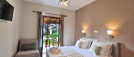 In-room safe, free WiFi, bed sheets