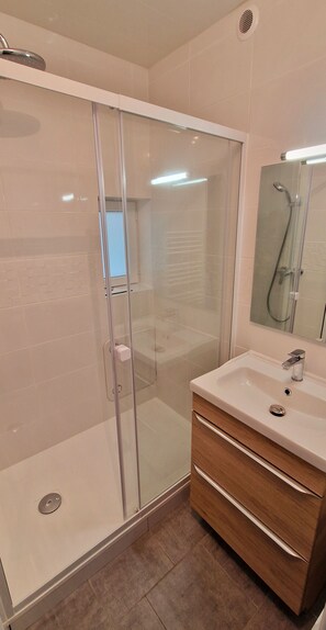Hair dryer - House with wooden swimming pool, sleeps 8, between town center and sea, enclosed garden (Talmont-Saint-Hilaire)