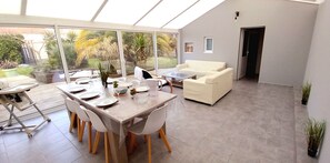 Dining - House with wooden swimming pool, sleeps 8, between town center and sea, enclosed garden (Talmont-Saint-Hilaire)