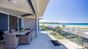 Outdoor dining - Mariners 1 - Meters away from the golden sands of Mollymook Beach (Mollymook)