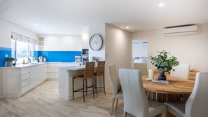 Dining - Mariners 1 - Meters away from the golden sands of Mollymook Beach (Mollymook)