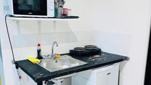 A compact kitchenette with a microwave, sink, and small refrigerator. - renovated studio 30m2 5 min from the train station (Bordeaux)