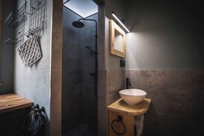 Serviettes fournies, savon, shampoing