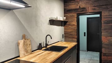 Een koelkast, een magnetron, een oven, een kookplaat