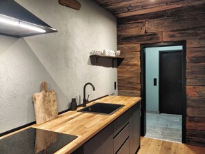 Een koelkast, een magnetron, een oven, een kookplaat