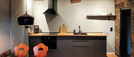 Kühlschrank, Mikrowelle, Ofen, Herdplatte