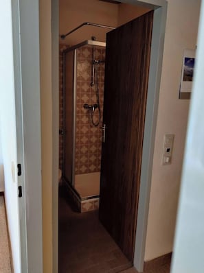 Serviettes fournies, savon, shampoing