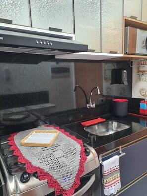 Fridge, microwave, stovetop, electric kettle - Studio facing the sea. (Matinhos)