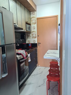 Kjøleskap, mikrobølgeovn, kokeplater og vannkoker