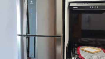 Réfrigérateur, micro-ondes, plaque de cuisson, bouilloire électrique