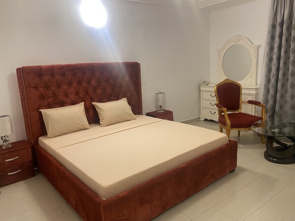 Colchones Select Comfort, escritorio, wifi gratis y ropa de cama