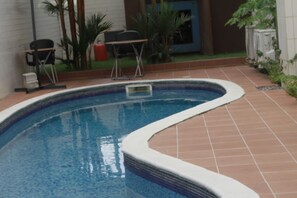 Una piscina al aire libre