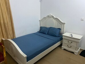 Basic Room | Select Comfort beds, desk, free WiFi, bed sheets - Residence Jireh  (Abidjan)