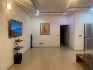 Rom – senior | Oppholdsområde | En 55-tommers plasma-TV med kabel-kanaler samt TV og Netflix