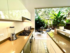 Refrigerador con freezer, microondas, placa de cocina, cafetera expreso