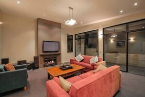 TV, fireplace, DVD player, stereo - Mataraki Magic Summar (Wanaka)