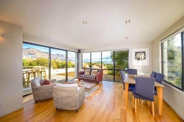 Televisor, llar de foc, reproductor de DVD i estèreo