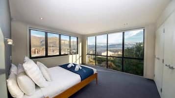 4 bedrooms, desk, iron/ironing board, WiFi