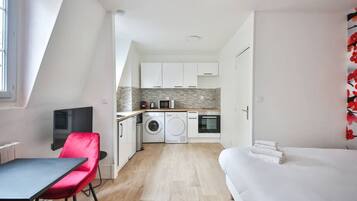 1 habitación, tabla de planchar con plancha, wifi y ropa de cama