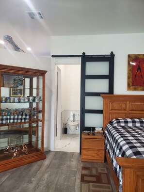4 bedrooms, desk, iron/ironing board, free WiFi
